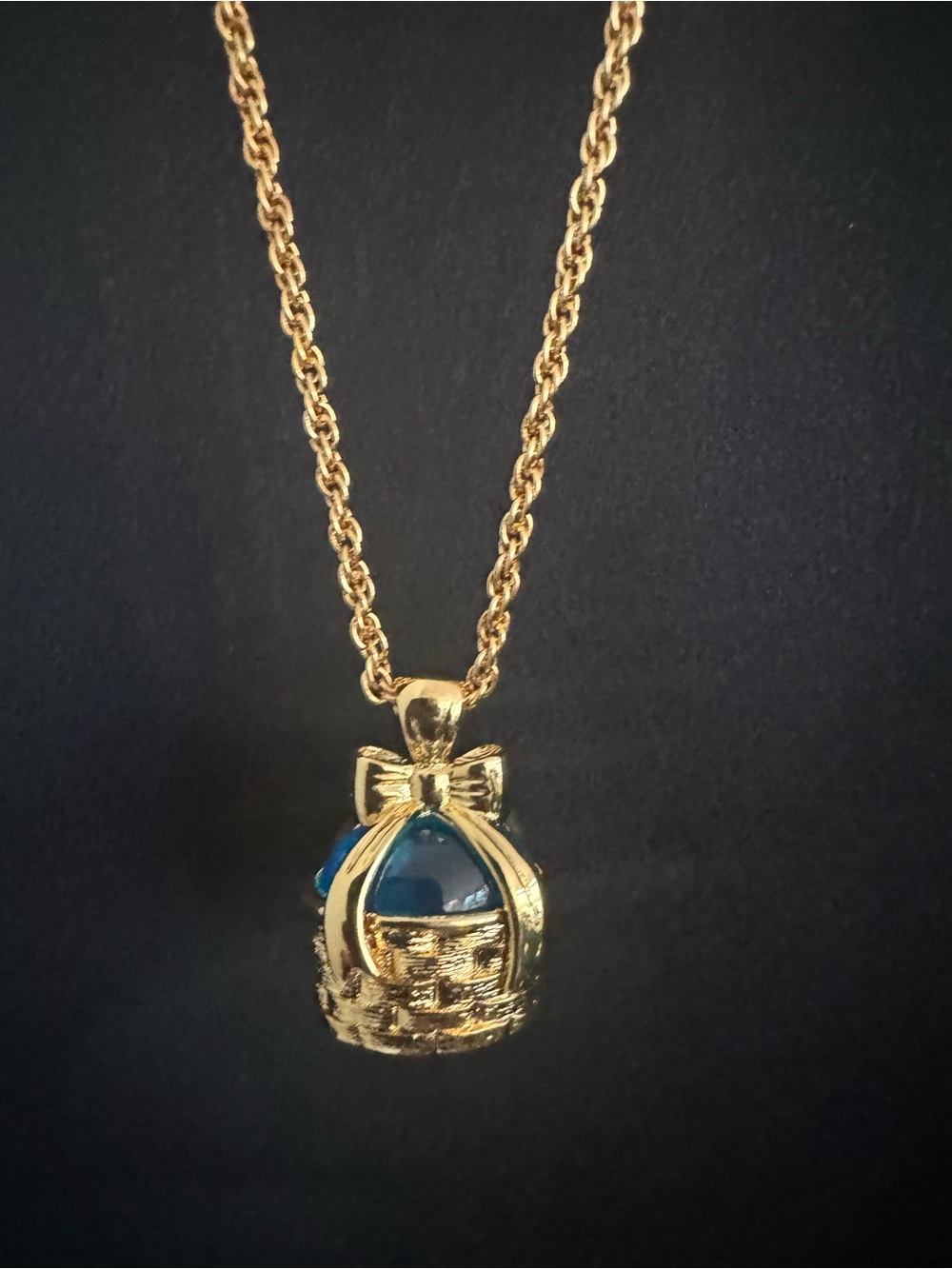 Vintage Joan Rivers Blue Cabochon Egg Basket Pendant Necklace.